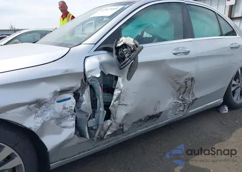 2018 Mercedes-Benz C 350E z USA, uszkodzony, nr VIN 55SWF4HB2JU238570